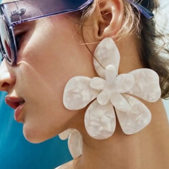 Jewelry - White iridescent floral earrings